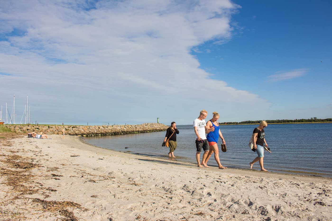 Turister på Udbyhøj strand på en solrig dag med 30 grader, hvid sand og blåt klart vand